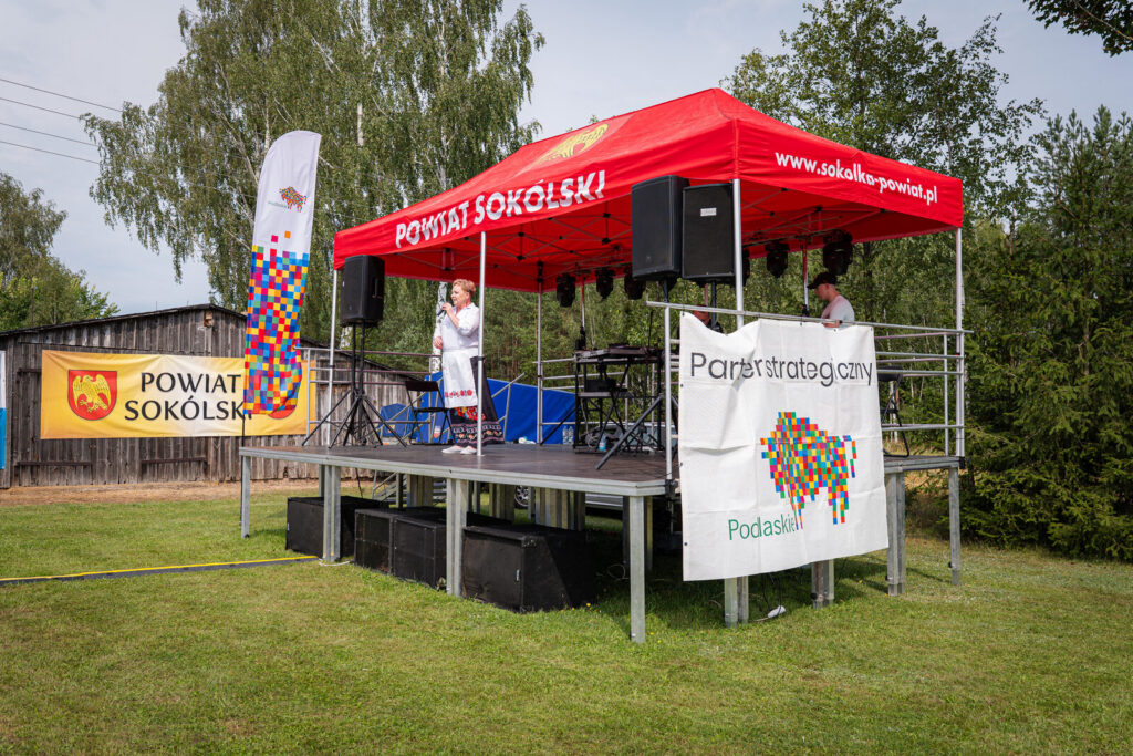 Festyn Rodzinny w Planteczce - scena główna z banerem partnera strategicznego Województwa Podlaskiego